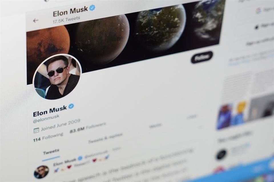 Elon Musk, que tiene más de 98 millones de seguidores en Twitter y es uno de los usuarios más prolíficos de la plataforma, añadió que mientras algunas personas 'usan su cabello para expresarse, yo uso Twitter''.