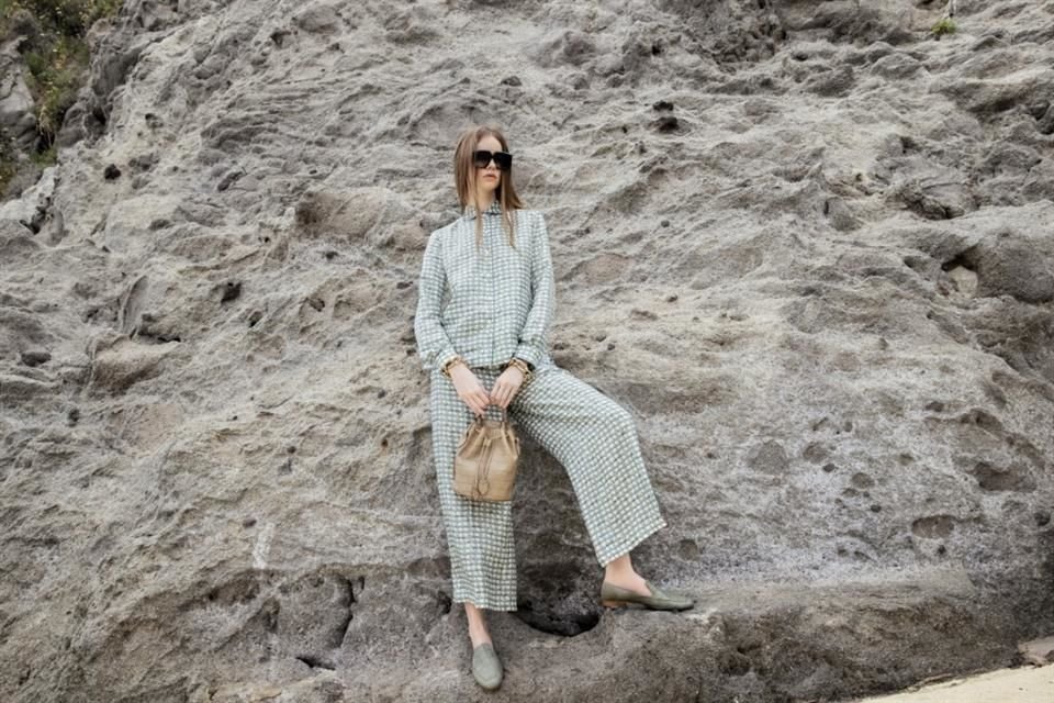 Max Mara reelabora los clásicos con un sencillo glamour isleño.