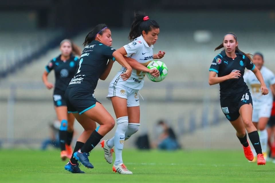 Pumas y Chivas dejaron todo en la cancha.