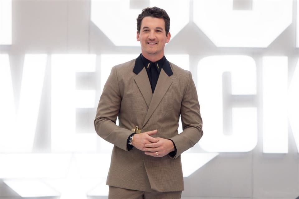 Miles Teller se mostró elegante.