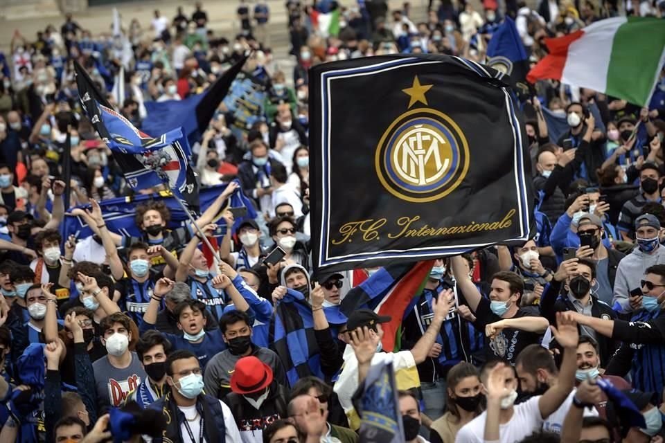 La Piazza Duomo fue el punto de reunión para que los hinchas del Inter celebraran el título de su equipo.