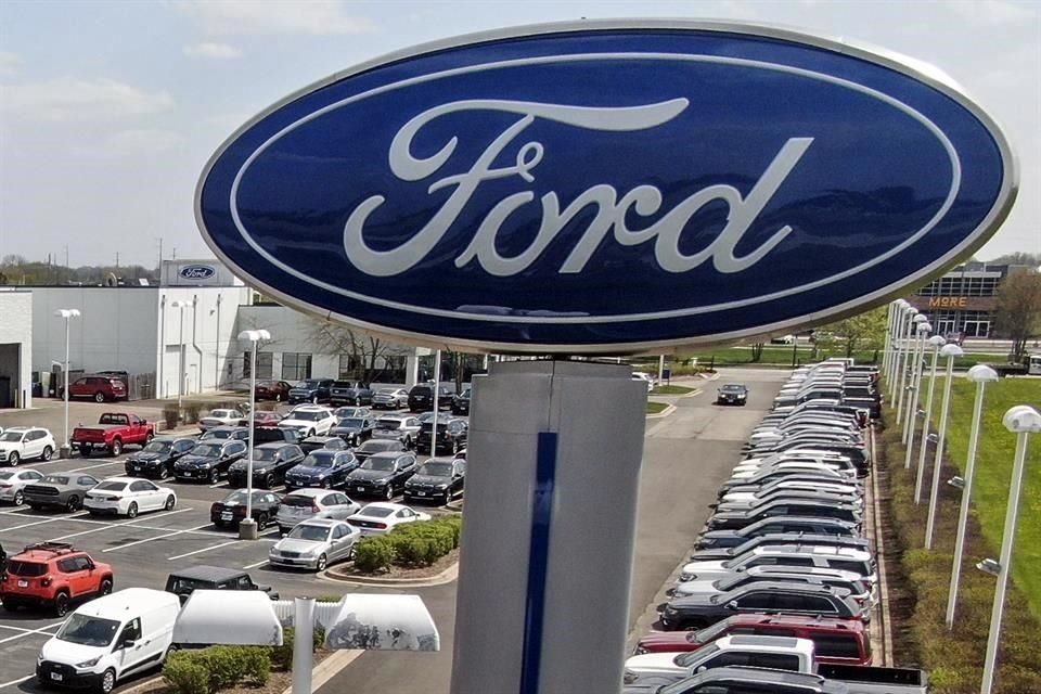 Las acciones de Ford subieron hoy 2.6% a 14.22 dólares.