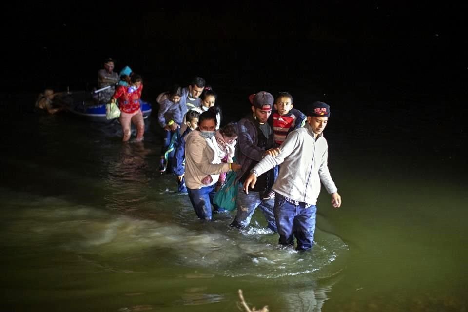 Familias migrantes caminan en Roma, Texas, al entrar a Estados Unidos.