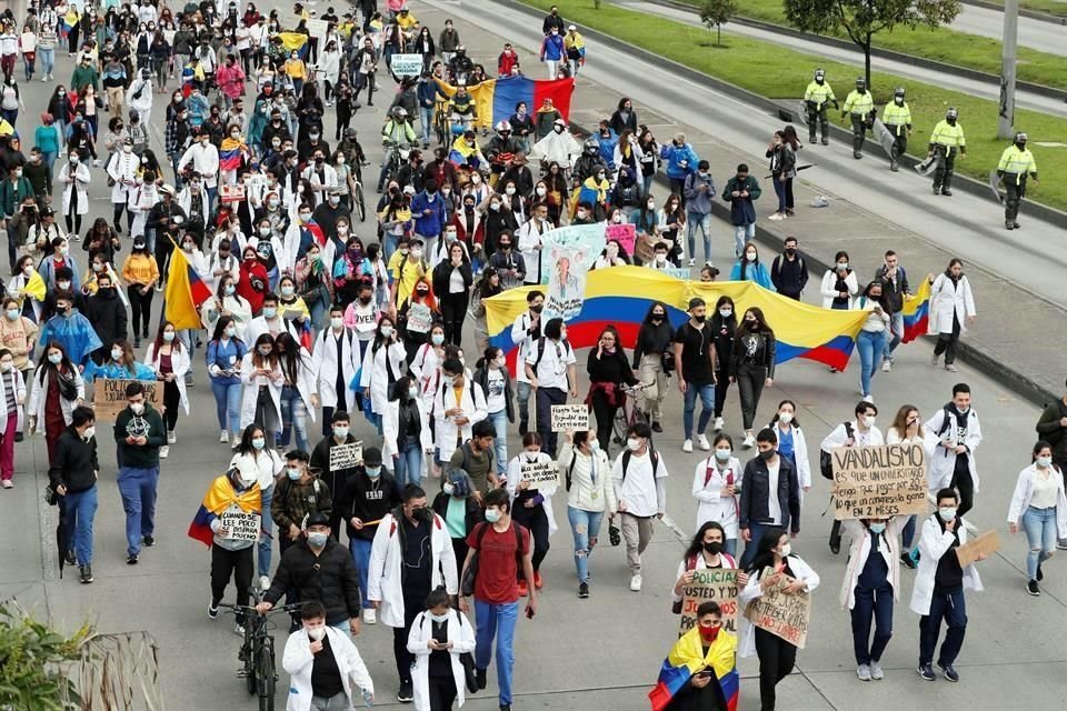 Manifestantes participan hoy de otra jornada de protesta contra la violencia policial y las políticas económicas del Gobierno de Iván Duque.