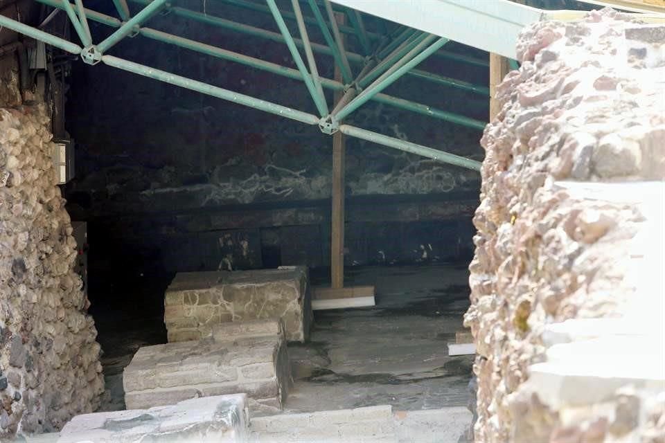 Polines de madera sostienen la techumbre colapsada en la zona afectada, la Casa de las Águilas.