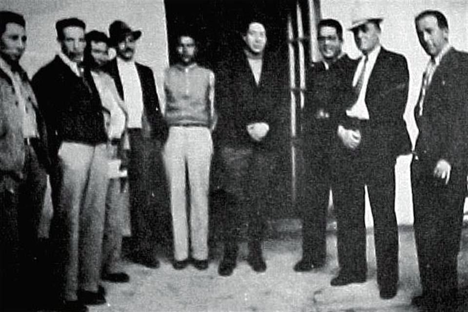 1928. Siqueiros (centro) como secretario general de la Confederación Obrera de Jalisco; el tercero de derecha a izquierda es Roberto Reyes Pérez.