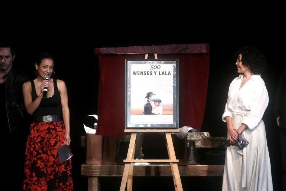 Develación de placa por 500 representaciones de la obra de teatro Wenses y Lala, protagonizada por Adrián Vázquez y Teté Espinosa, en el Teatro López Tarso.