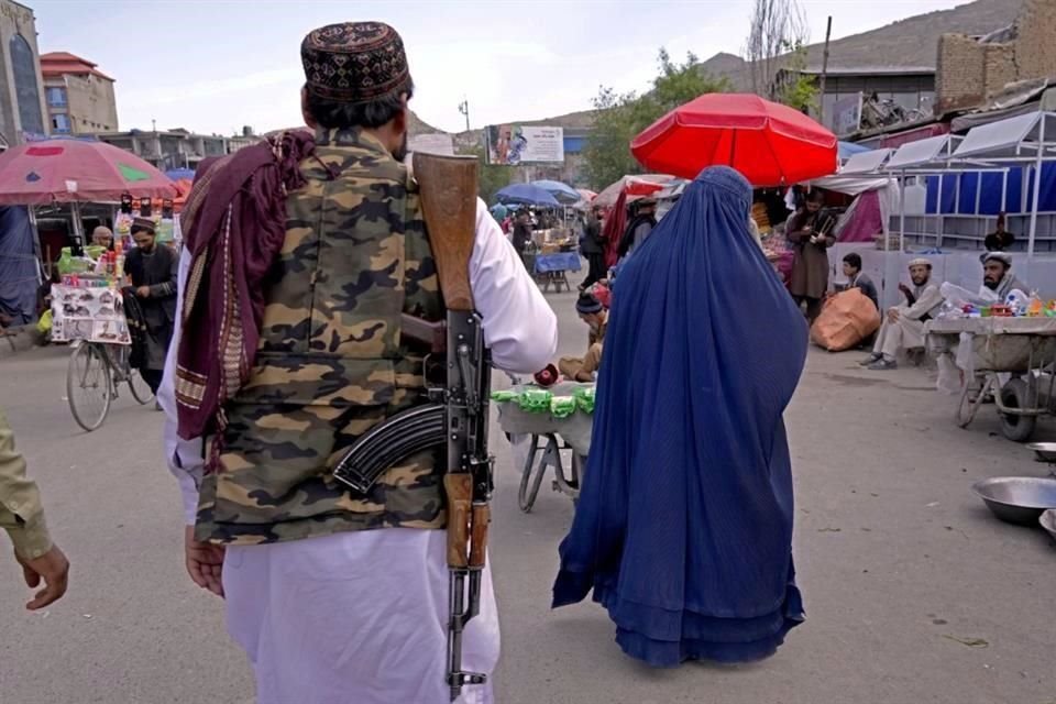 La mayoría de las afganas caminó el domingo por las calles de la capital con el rostro visible, desafiando la orden de los talibanes que exige a las mujeres usar burka en público.