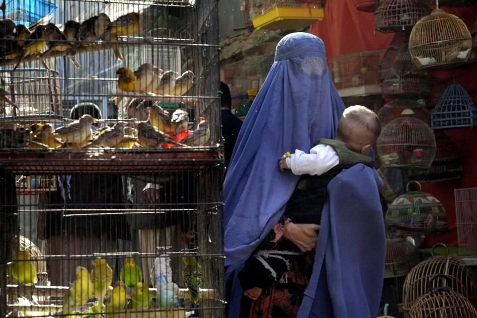 La mayoría de las afganas caminó el domingo por las calles de la capital con el rostro visible, desafiando la orden de los talibanes que exige a las mujeres usar burka en público.