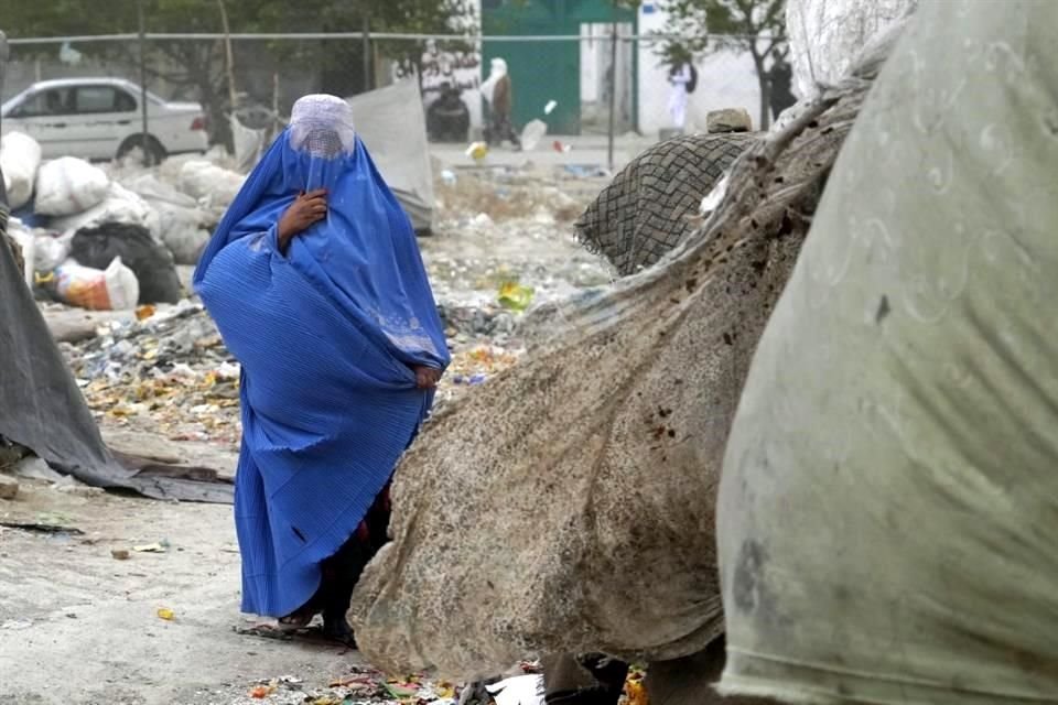 La mayoría de las afganas caminó el domingo por las calles de la capital con el rostro visible, desafiando la orden de los talibanes que exige a las mujeres usar burka en público.