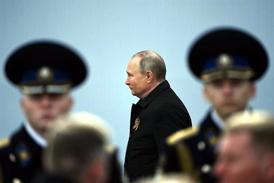 Putin participó en el desfile militar anual en la Plaza Roja de Moscú que conmemora la victoria soviética ante los nazis en 1945.