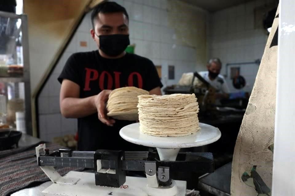 El organismo verificador detalló que también inhabilitó a empleados de las tiendas de autoservicio por participar en una práctica monopólica mediante la que también limitaron la venta de tortilla.