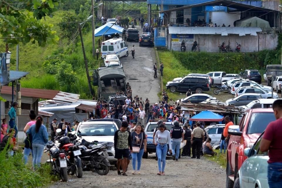 Familiares de los presos esperan por noticias afuera de la prisión  de Bellavista, al sur de Quito, Ecuador.