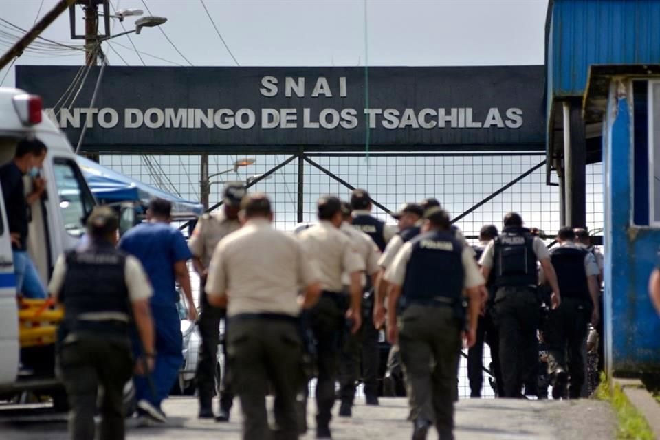 Policías en el penal ubicado en la ciudad de Santo Domingo de los Tsáchilas, 70 kilómetros al suroeste de Quito.