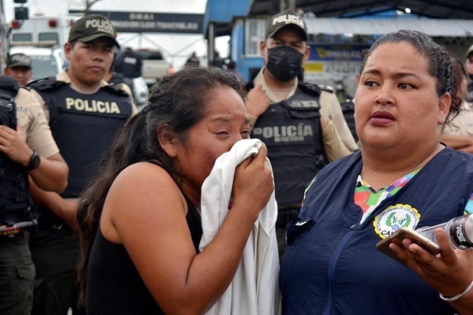 En las afueras del penal, los familiares reclamaban noticias y lloraban al enterarse de las situación de los reos.