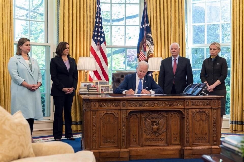 El Presidente Joe Biden en la Oficina Oval al firmar la ley de préstamo y arriendo de armas a Ucrania.