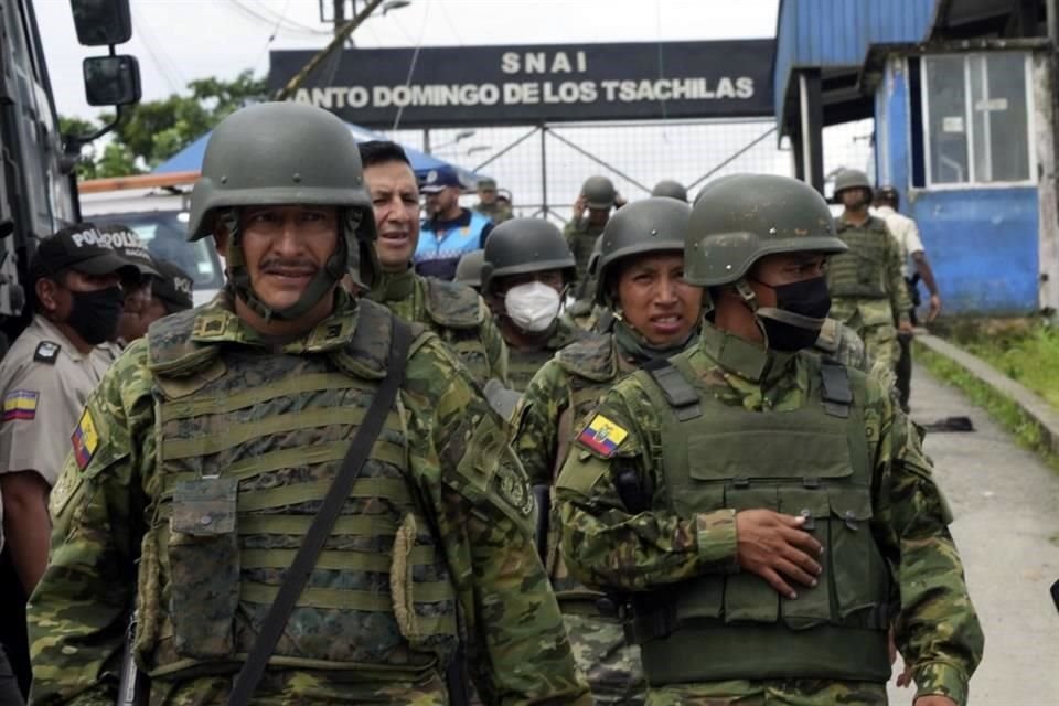 Soldados vigilan afuera de la cárcel Bellavista, en la ciudad de Santo Domingo de los Tsáchilas.