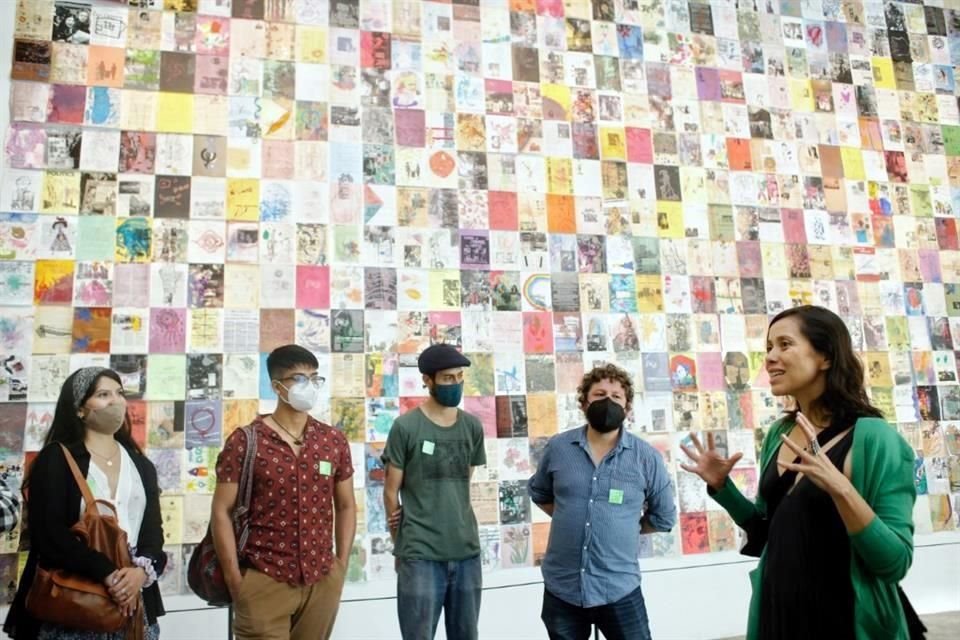 Helena Chávez Mac Gregor (izq.), cocuradora de 'Maternar, Entre el Síndrome de Estocolmo y los actos de producción', durante un recorrido por la muestra.