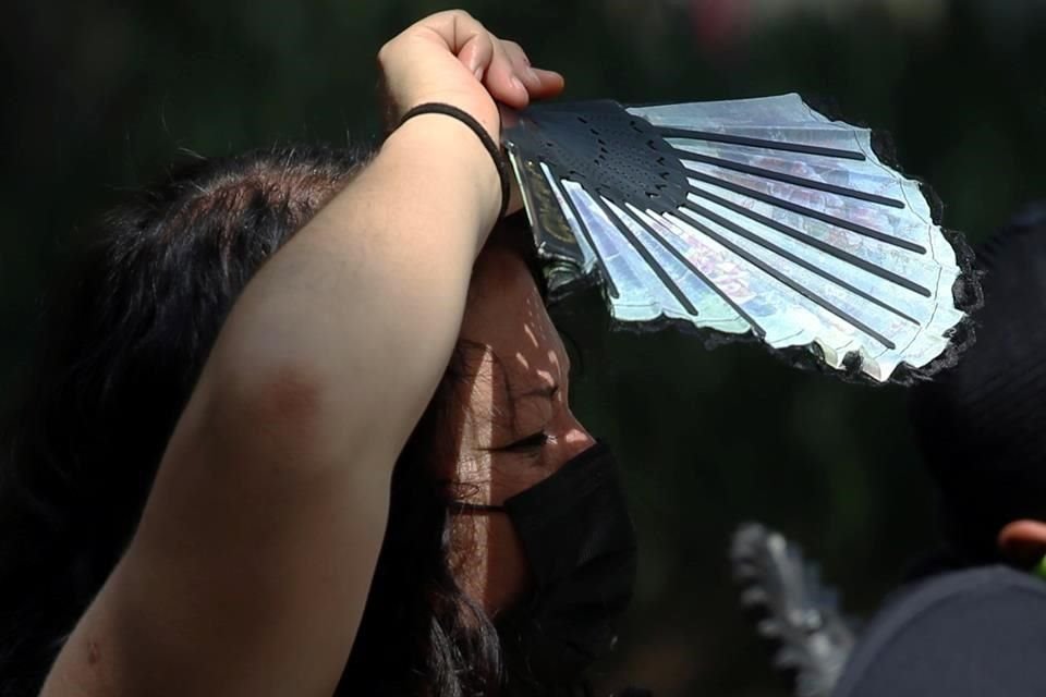 Para refugiarse de las temperaturas máximas que están entre los 28 y 31 grados, los capitalinos se valen de todo tipo de objetos.