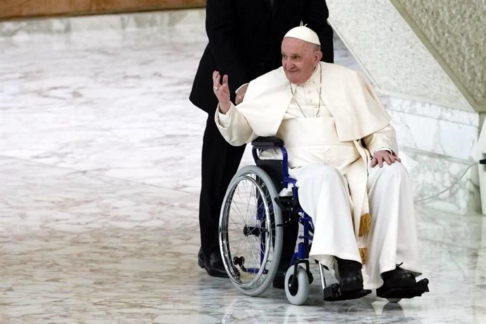 El Papa Francisco apareció la semana pasada usando una silla de ruedas por problemas que tiene en la rodilla.