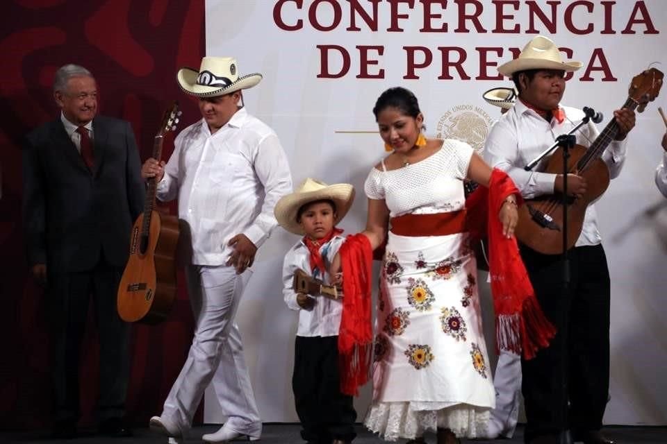 En la conmemoración del 10 de mayo, la música jarocha sonó al interior de Palacio Nacional.