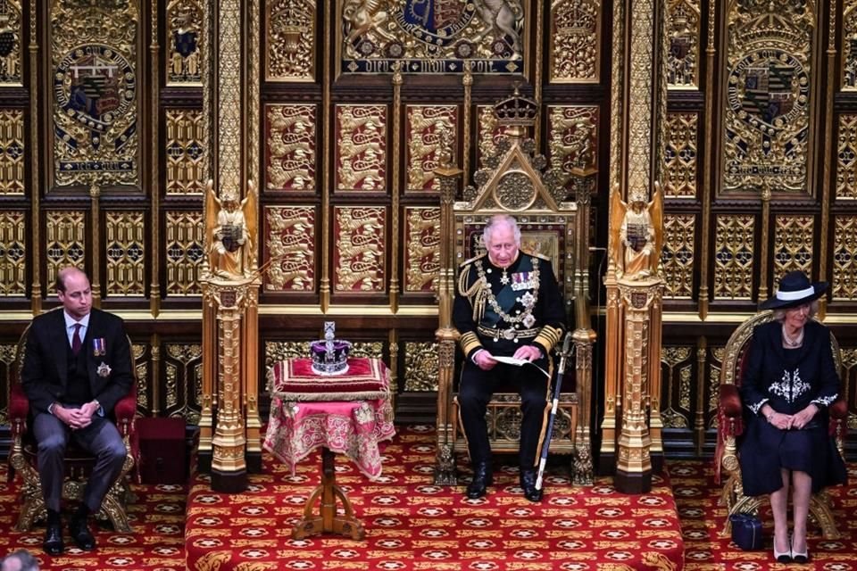 El Príncipe Carlos remplazó a su madre, la Reina Isabel II, en el discurso del trono del Parlamento; fue acompañado de su hijo Guillermo.