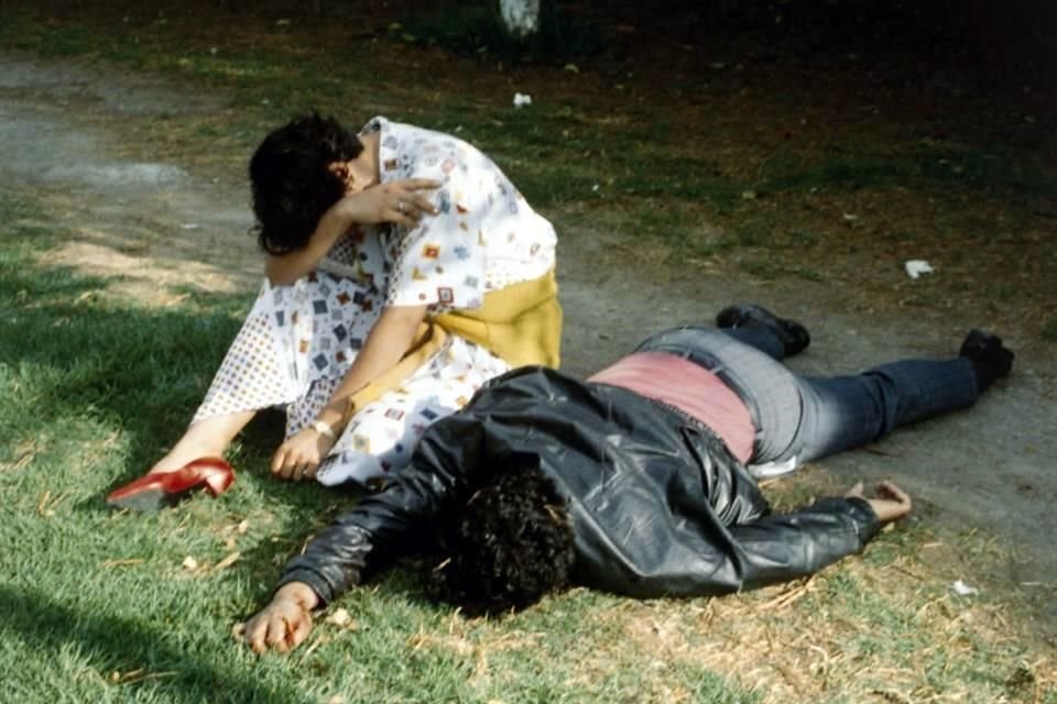 'Una mujer llora por su novio muerto, apuñalado en el parque de Chapultepec mientras se resistía a los ladrones (CDMX, 1985)'.