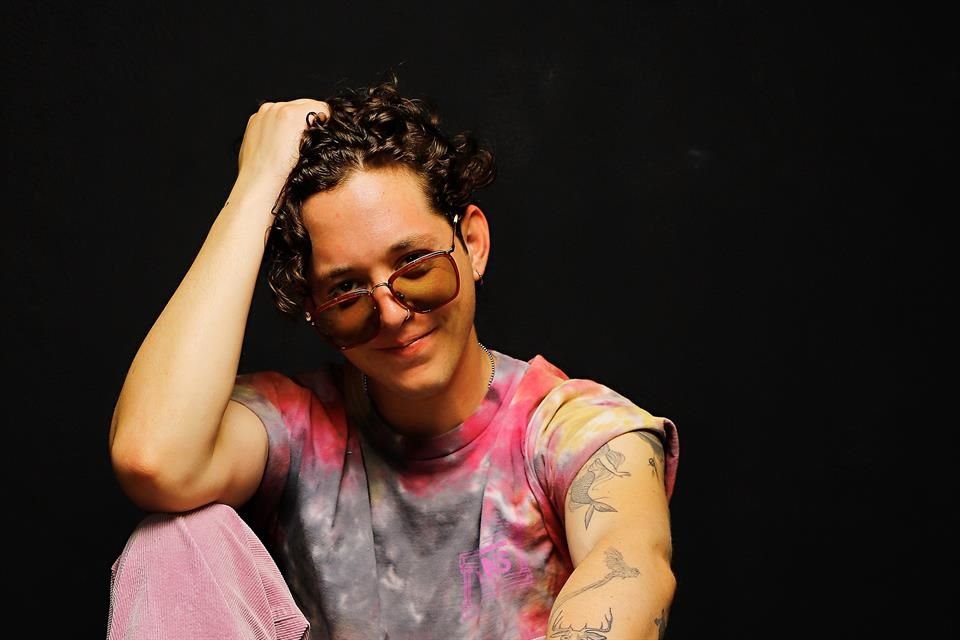 El músico Chucho Rivas desechó sus ideas viejas y encontró su verdadera visión musical, ahora promete sorprender con su nuevo disco. 