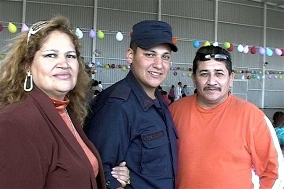 Mario Alberto junto a sus padres.