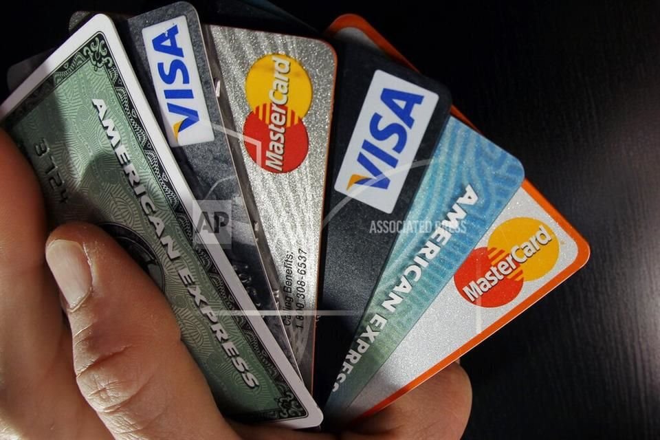 Los mexicanos usan las tarjetas de crédito para cubrir su gasto corriente.