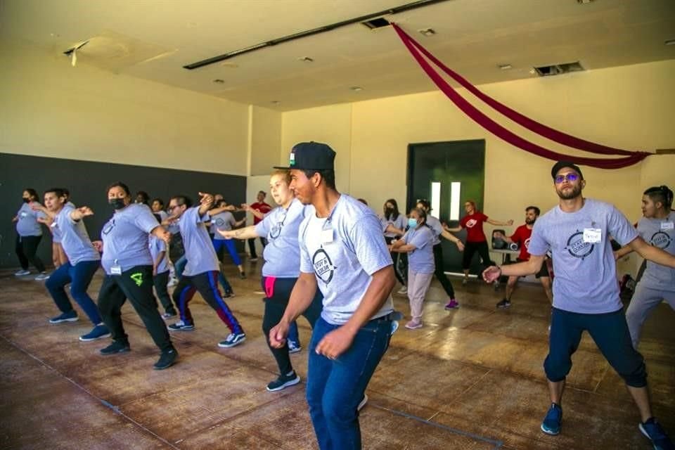 Una treintena de personas en espera de cruzar a EU participa en 'Stay in Mexico Opera 360°'; en el salón de ensayos del Centro Estatal de las Artes de Tijuana (Ceart) se reúnen diario a trabajar.