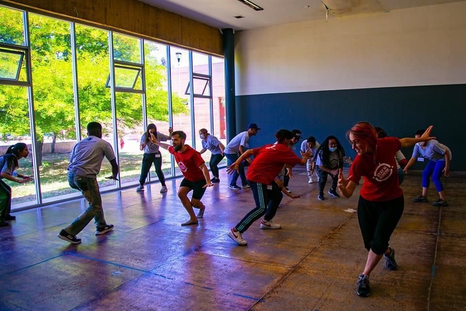 La compañía de Yuriria Fanjul, Stage of the Arts, ensaya la puesta en escena con el grupo seleccionado; las historias de los migrantes podrán contarse en su propia voz y movimiento.