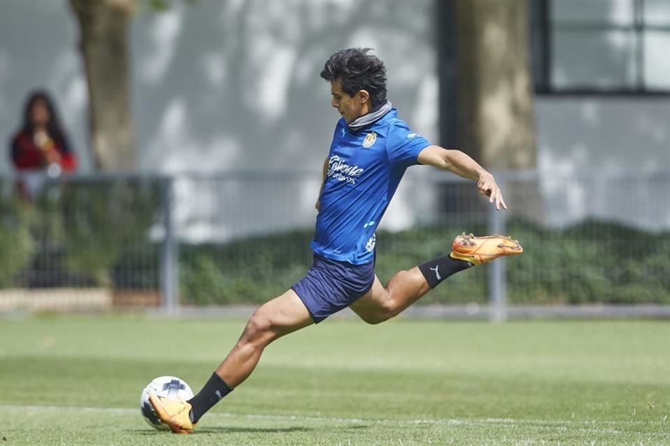 José Juan Macías en un entrenamiento de las Chivas.