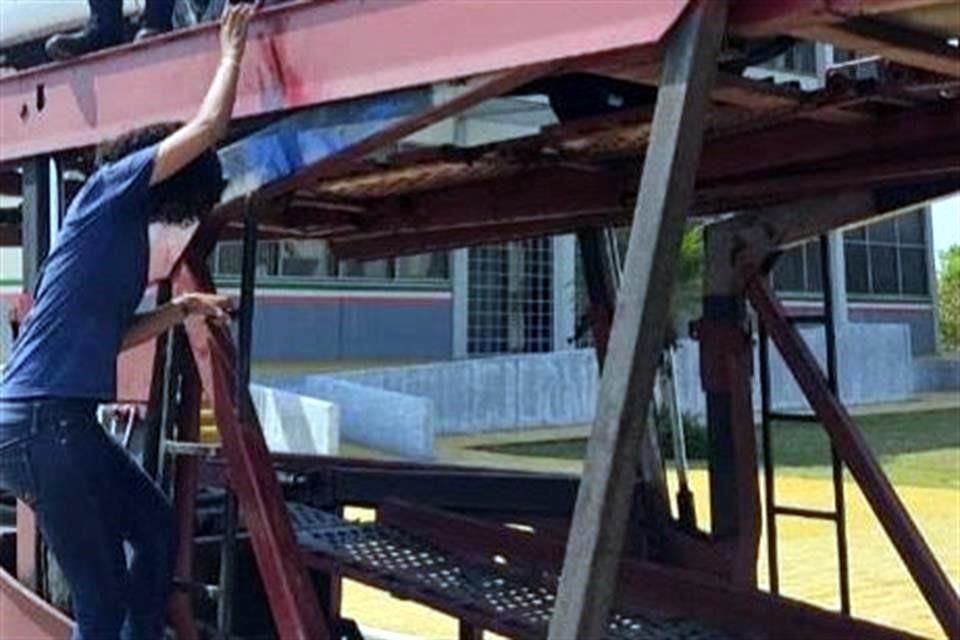 Los migrantes fueron bajados del tráiler-nodriza.