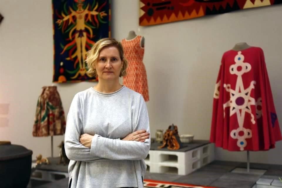 La curadora Ana Elena Mallet apunta que en esta exposición las piezas asociadas a la artesanía  'queremos que se lean como piezas de diseño, porque tienen una intervención de diseño'.