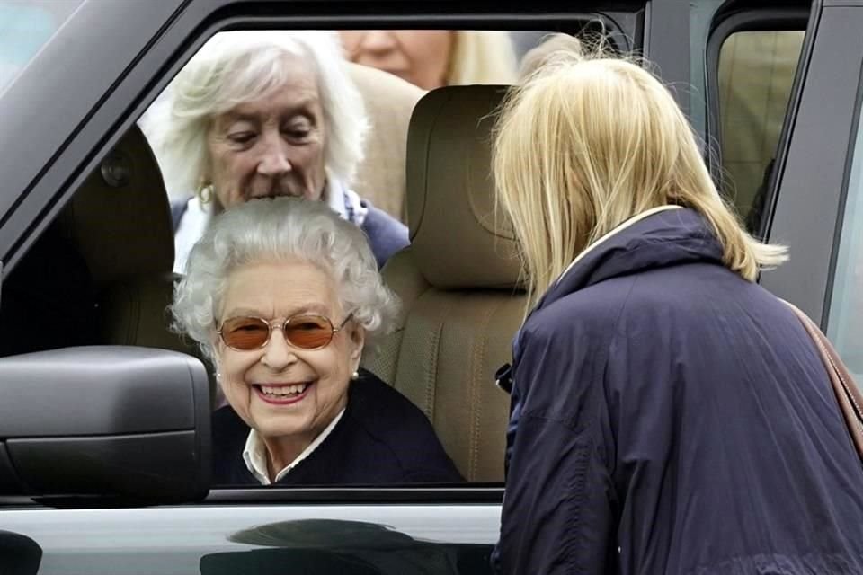 La Reina Isabel II reapareció sonriente en el concurso ecuestre 'Royal Windsor Horse Show', cerca del Castillo de Windsor.