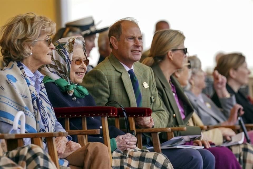 La soberana es admiradora de los equinos y acudió a ver algunos de los competidores de su propiedad.