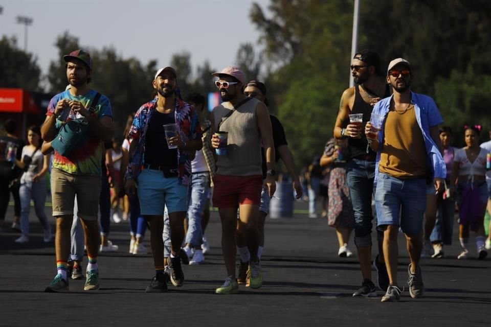 Los asistentes acudieron con ropa fresca, pues el calor en Ciudad de México se sentía fuerte.