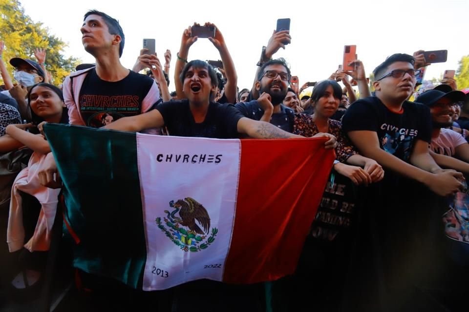 Los fans de Chvrches se llenaron de furor al ver a su banda favorita.