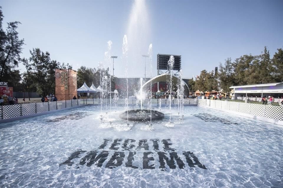 Así dio la bienvenida el Tecate Emblema a sus asistentes en su primera jornada.