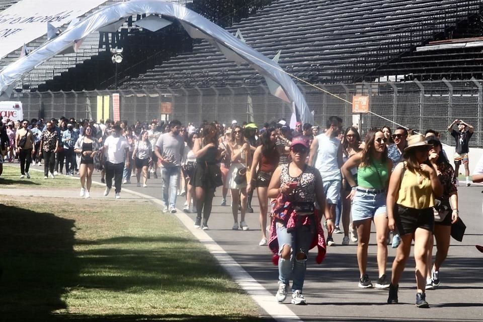 Asistentes empiezan a llenar el Autódromo Hermanos Rodriguez.