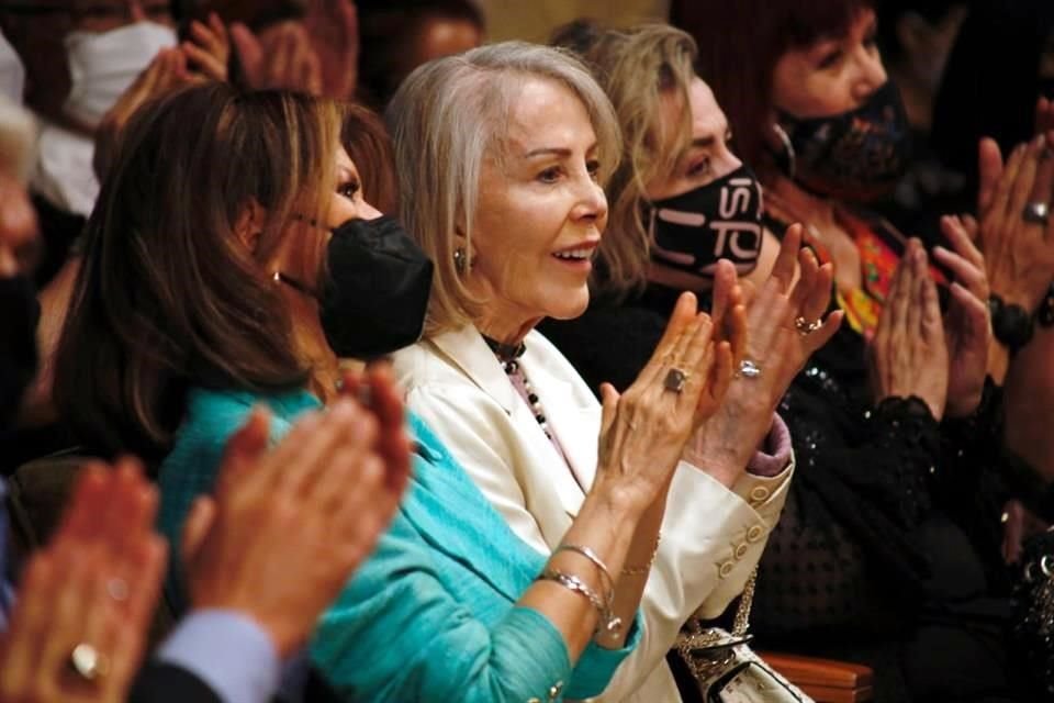 Al homenaje acudió la periodista Silvia Lemus, viuda del escritor.