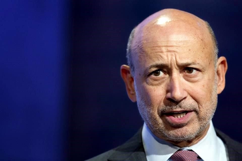 Lloyd Blankfein, ex CEO de Goldman Sachs, advirtió que una recesión en Estados Unidos 'no está descontada' y hay un 'camino estrecho' para evitarla.