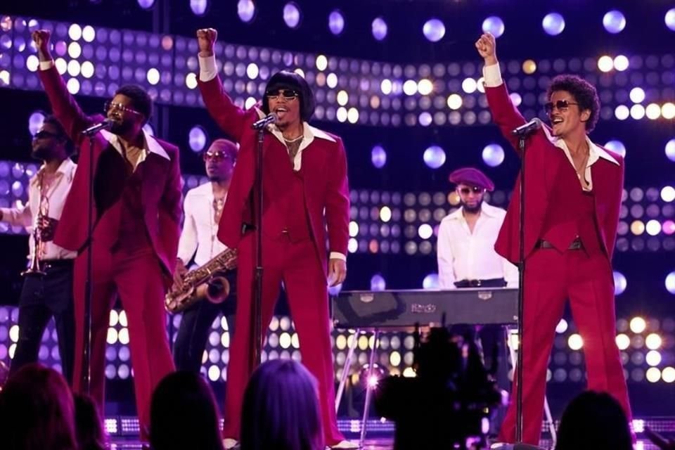 La ceremonia de los premios Billboard comenzó con las actuación de Bruno Mars y su banda Silk Sonic.