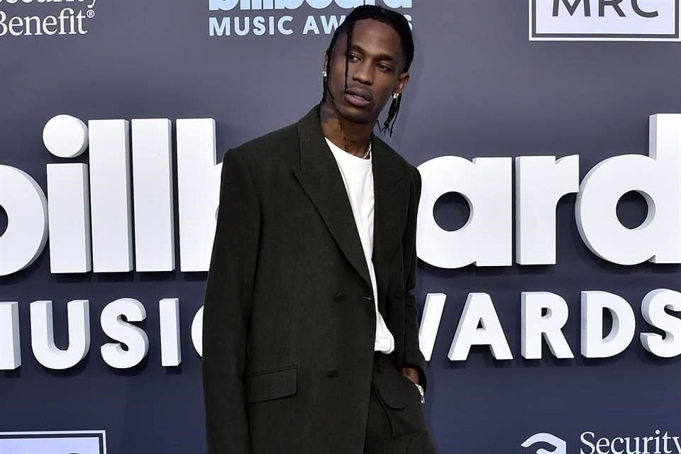 Abrazan los Billboard Music Awards a Travis Scott, señalado por la tragedia del Astroworld.