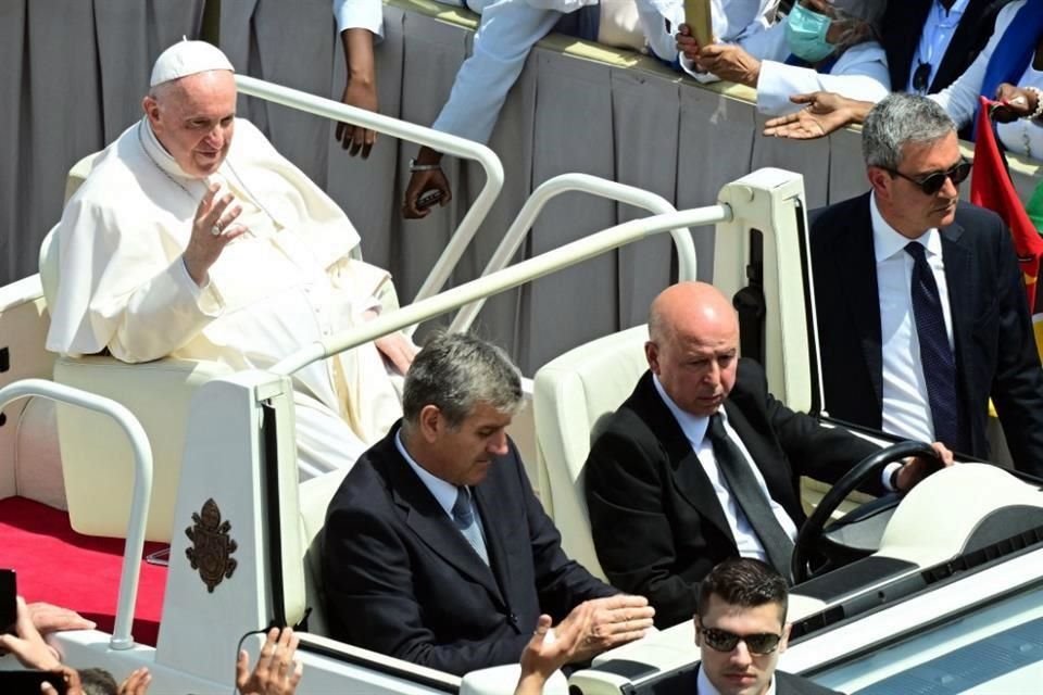 El Papa Francisco hace un recorrido sobre el Papamóvil en el Vaticano.