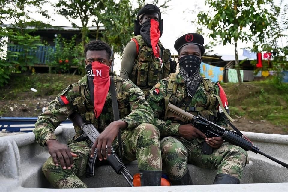 Miembros del ELN patrullan el Departamento del Chocó, Colombia, en mayo de 2019.