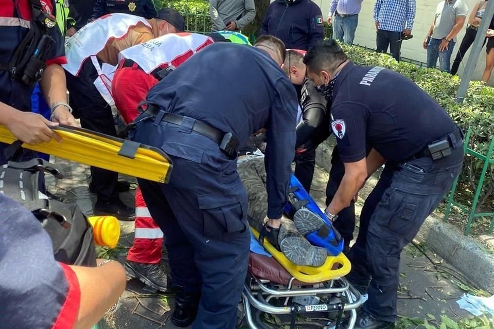 Un pintor cayó de un andamio de alrededor de cinco metros, en Insurgentes y Durango, que lo mandó al hospital con varias fracturas.