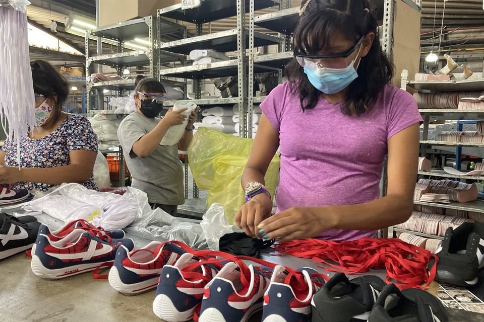 Panam produce hasta mil pares diarios de tenis en épocas de alta demanda con insumos nacionales.