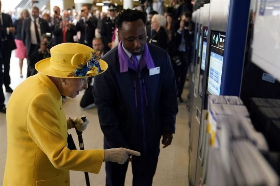 Tras ligeros problemas de saluda, la Reina Isabel II reapareció ante el ojo público en la inauguración de una estación del metro en su honor.